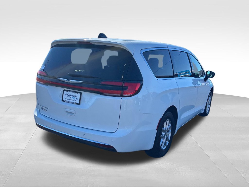 Used 2025 Chrysler Pacifica Select FWD image 5