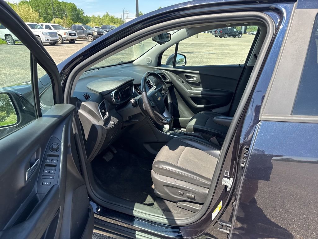 Used 2021 Chevrolet Trax LT w/ Driver Confidence Package FWD image 15