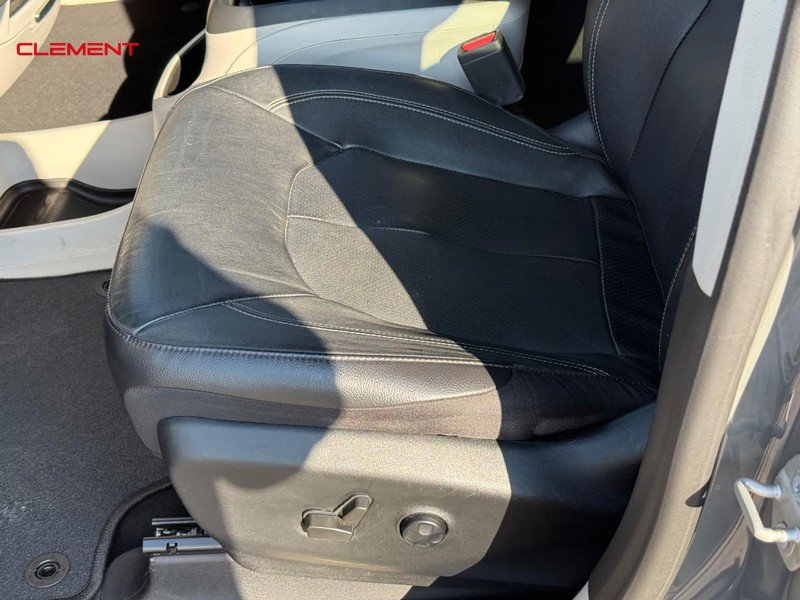 Used 2022 Chrysler Pacifica Touring-L FWD image 21