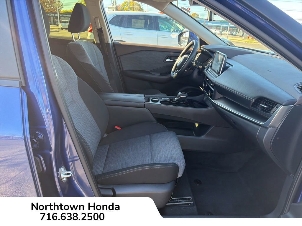 Used 2023 Nissan Rogue SV image 10