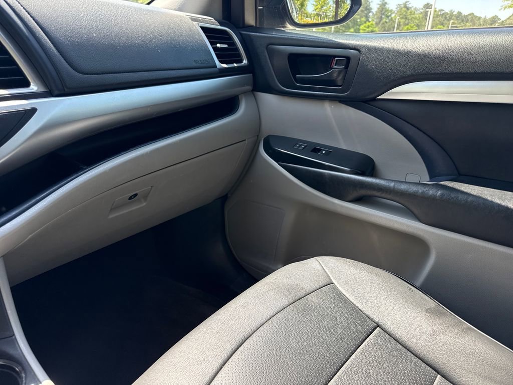 Used 2018 Toyota Highlander Plus AWD/4WD image 18