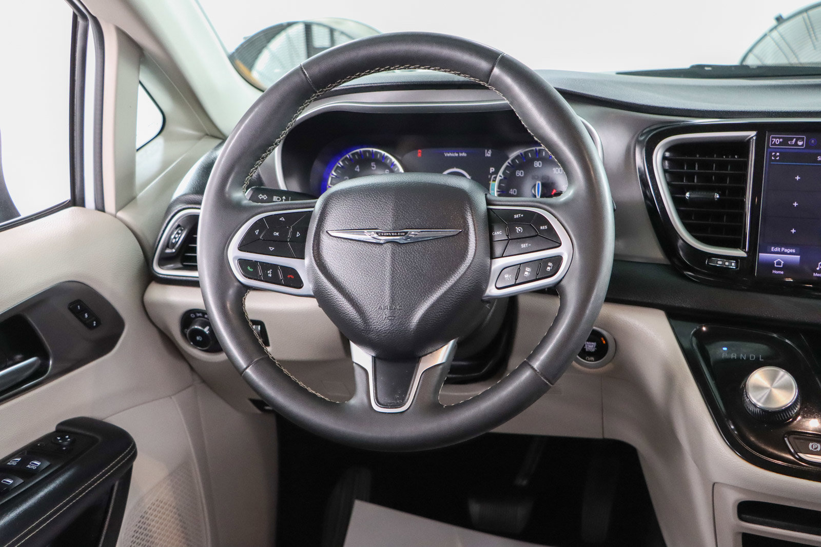 Used 2023 Chrysler Pacifica Touring-L image 12