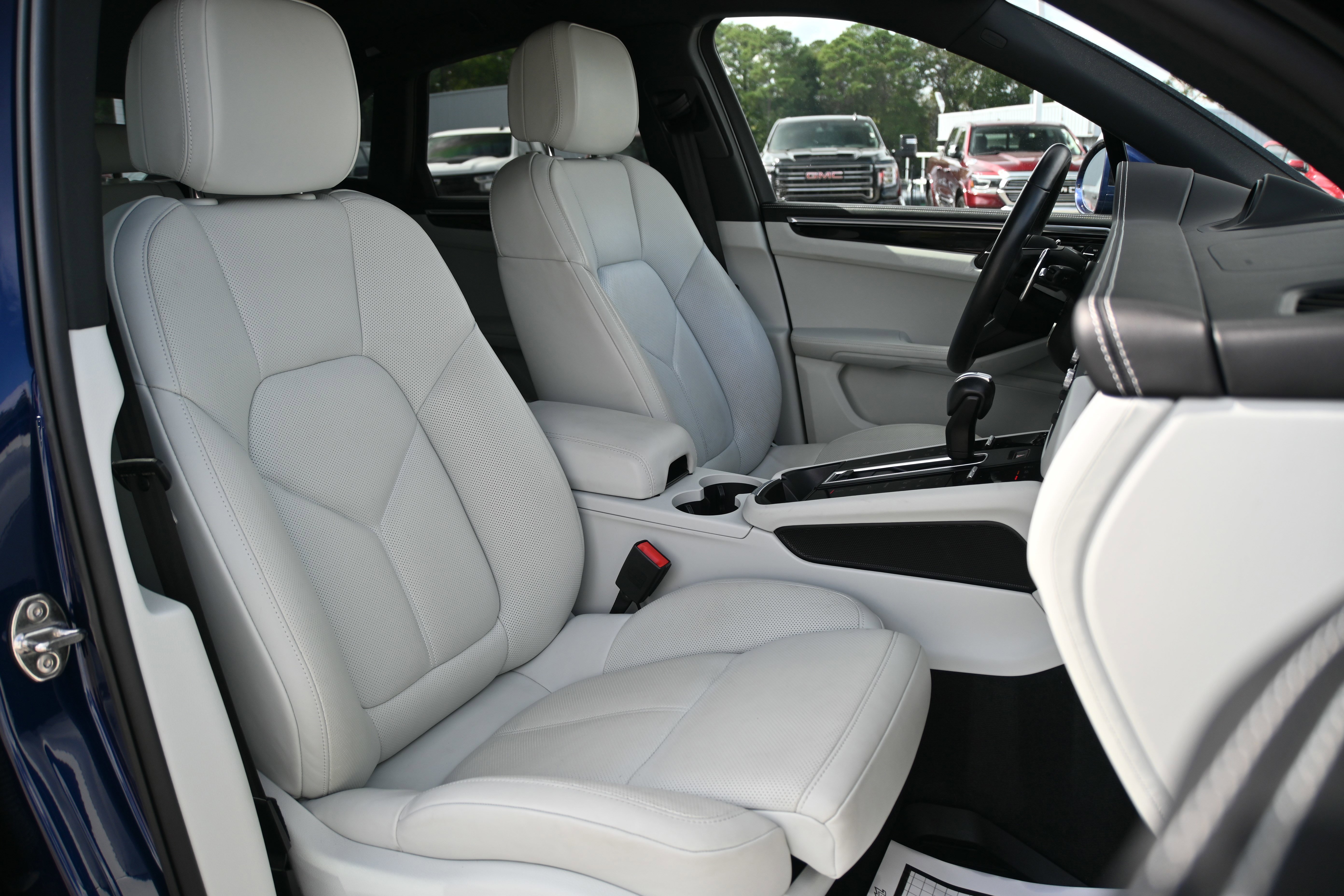 Used 2024 Porsche Macan w/ Premium Plus Package image 18