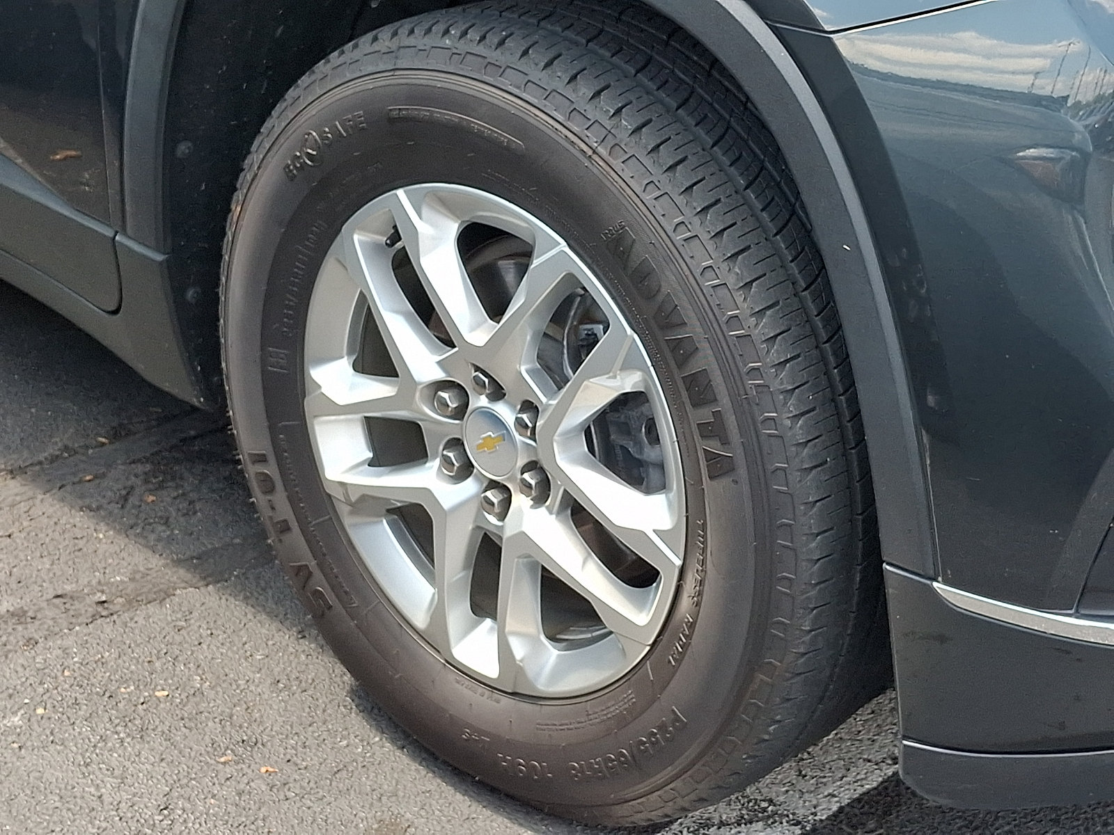 Used 2021 Chevrolet Traverse LT w/ LPO, Cargo Package FWD image 4