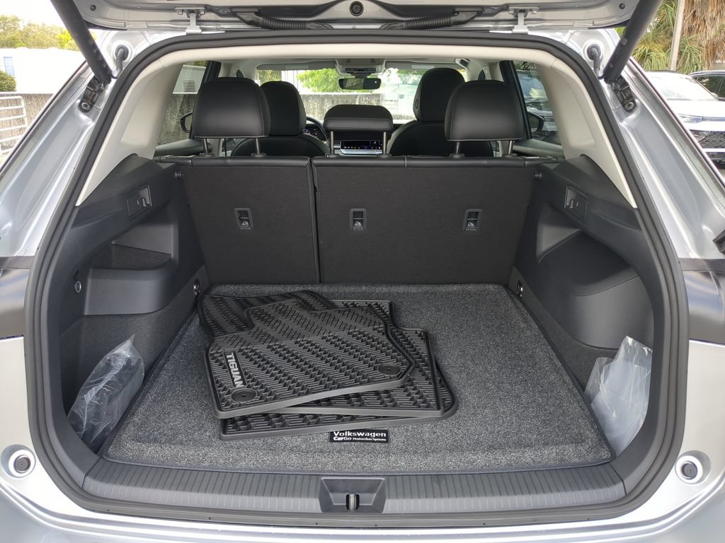 New 2026 Volkswagen Tiguan SE FWD image 8