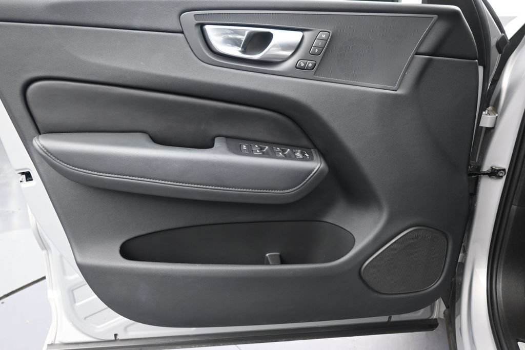 Certified 2024 Volvo XC60 B5 Plus AWD/4WD image 11
