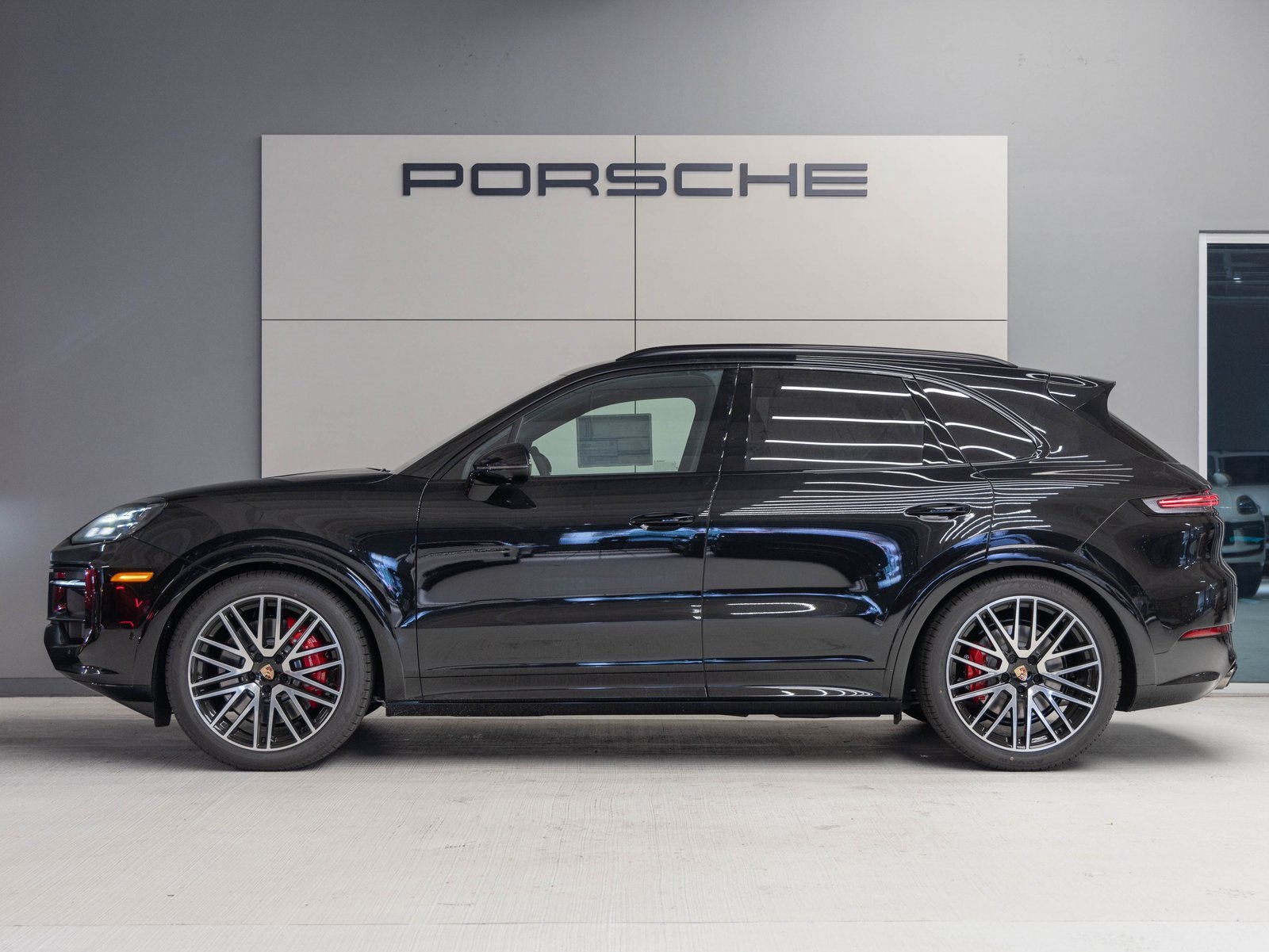New 2025 Porsche Cayenne GTS image 2