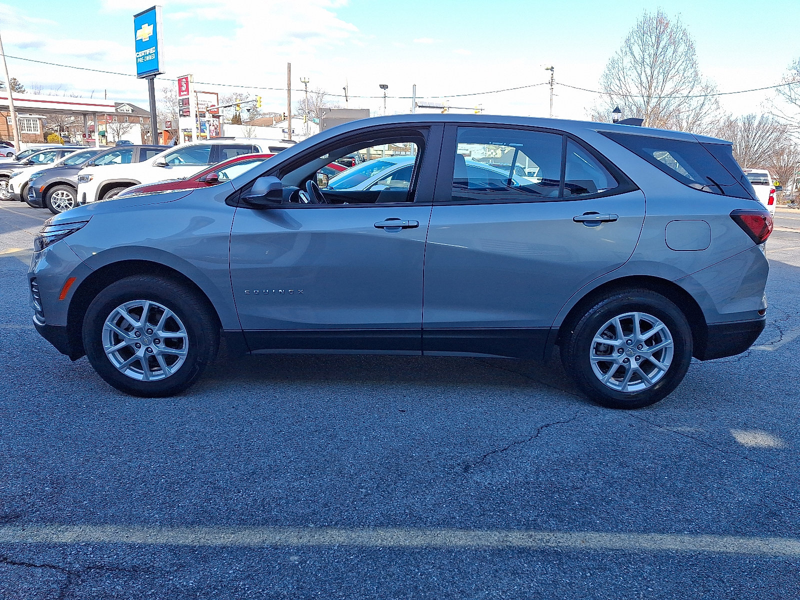 Used 2023 Chevrolet Equinox LS image 2