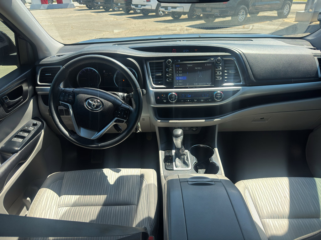 Used 2018 Toyota Highlander Plus FWD image 11