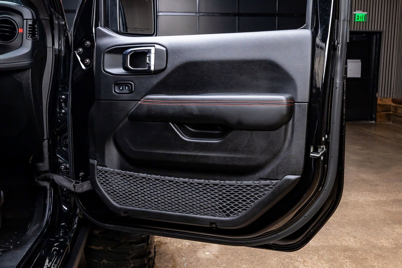 Used 2025 Jeep Wrangler Unlimited Rubicon AWD/4WD image 36