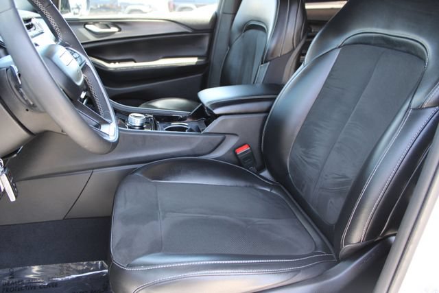 Used 2023 Jeep Grand Cherokee Altitude AWD/4WD image 31