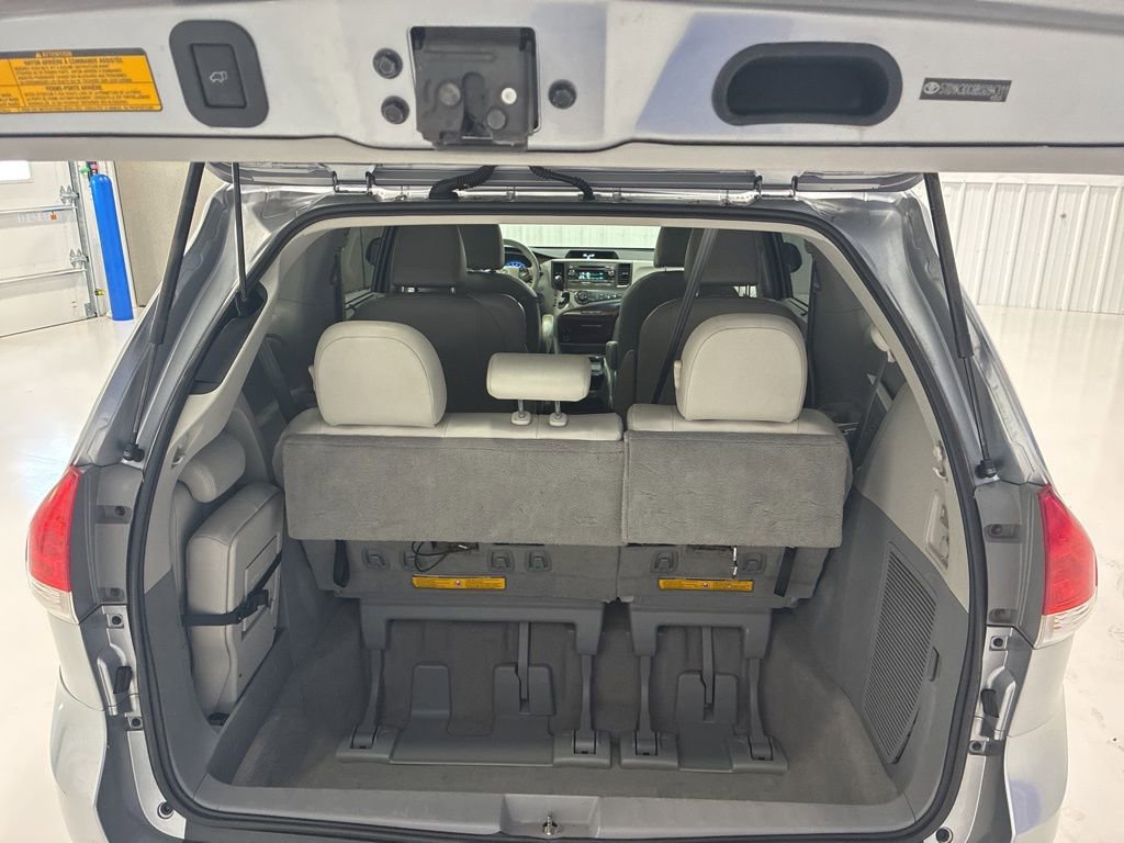 Used 2011 Toyota Sienna XLE image 28