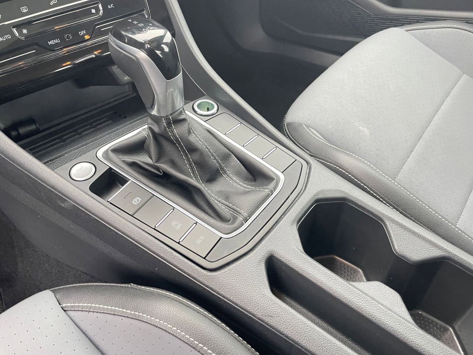 Used 2025 Volkswagen Jetta SE image 41