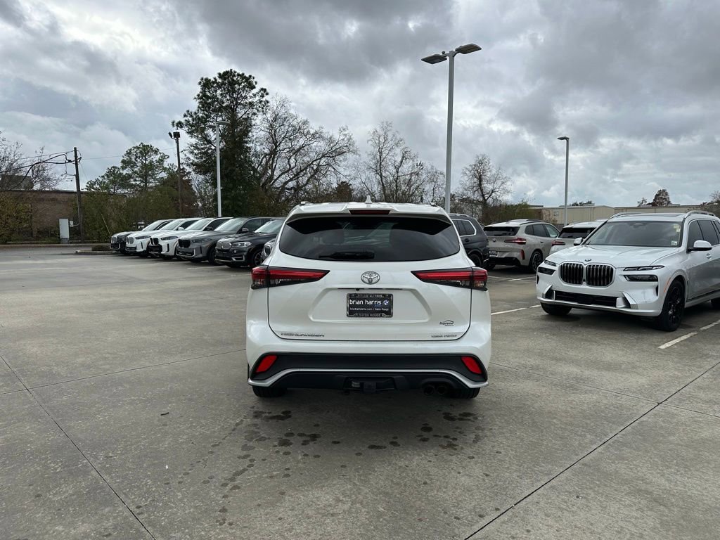 Used 2021 Toyota Highlander XSE image 3