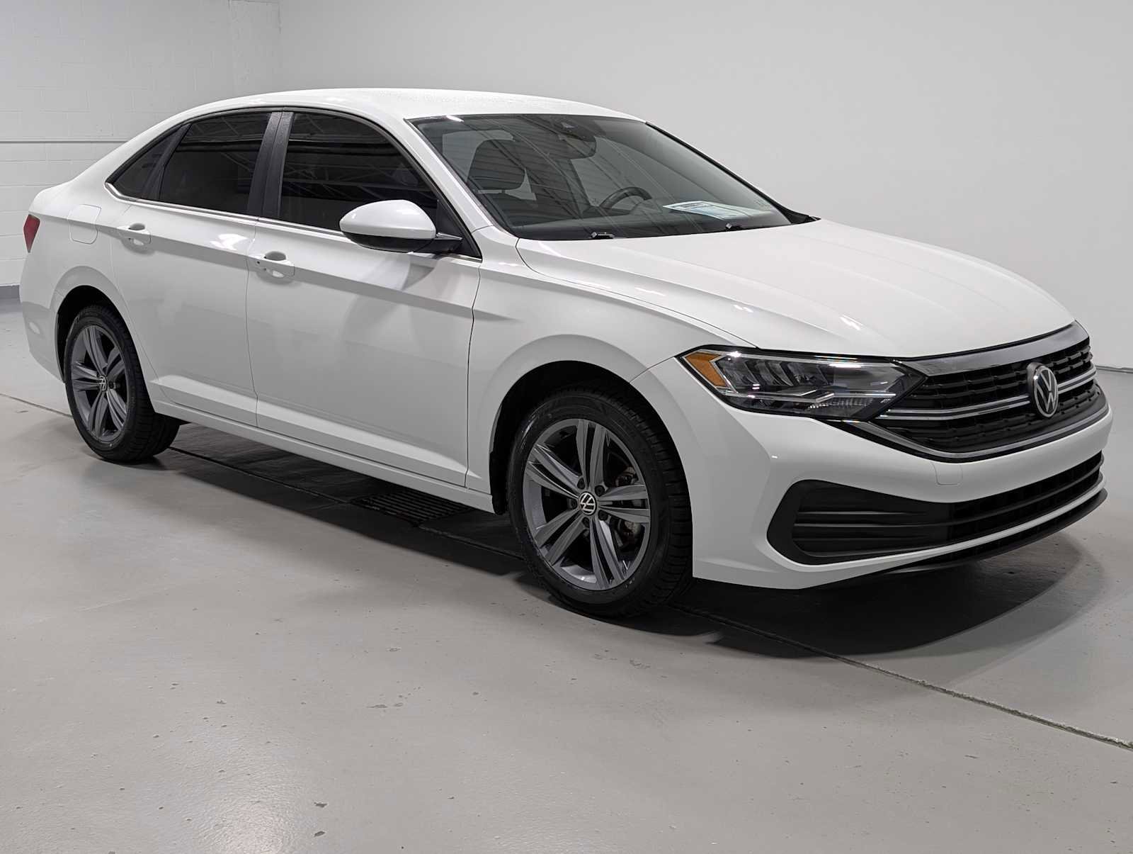 Used 2024 Volkswagen Jetta SE image 6