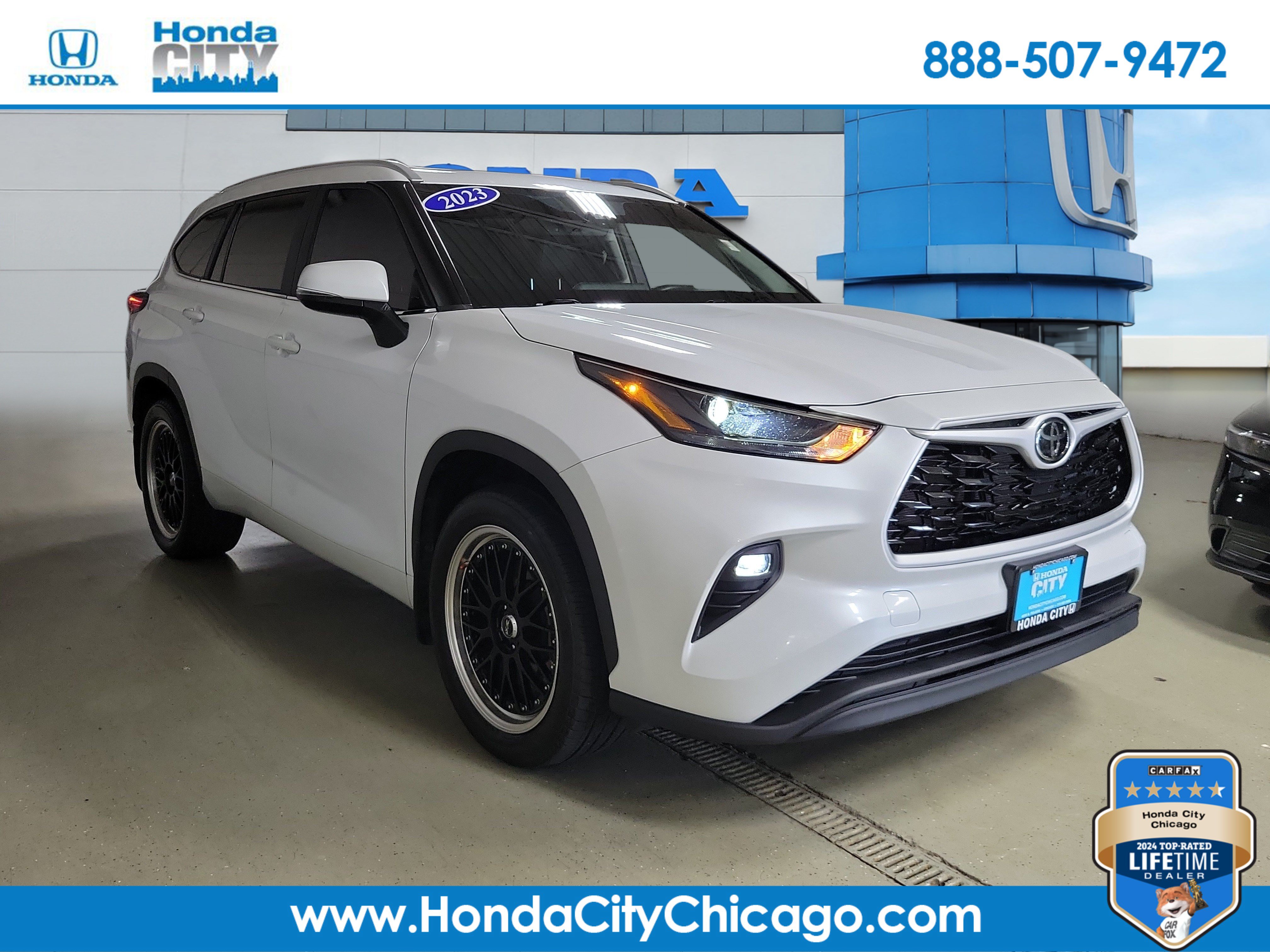 Used 2023 Toyota Highlander XLE AWD/4WD image 1