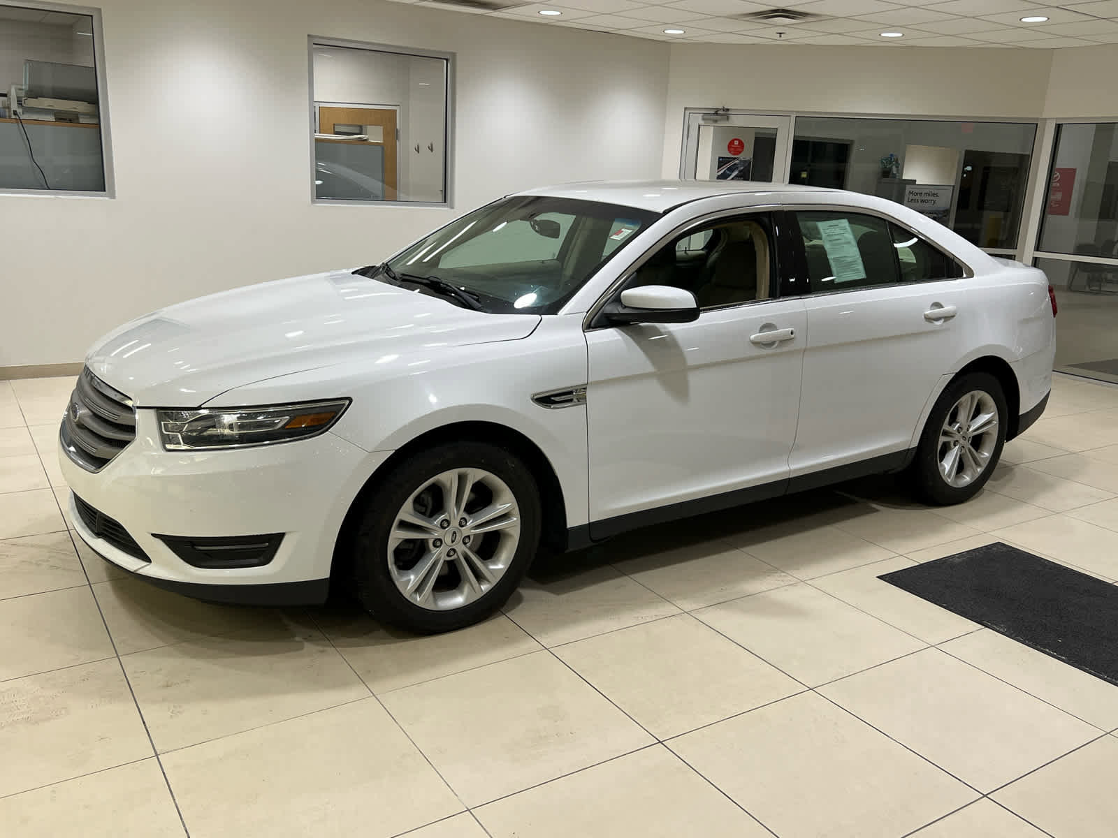 Used 2018 Ford Taurus SEL FWD image 3