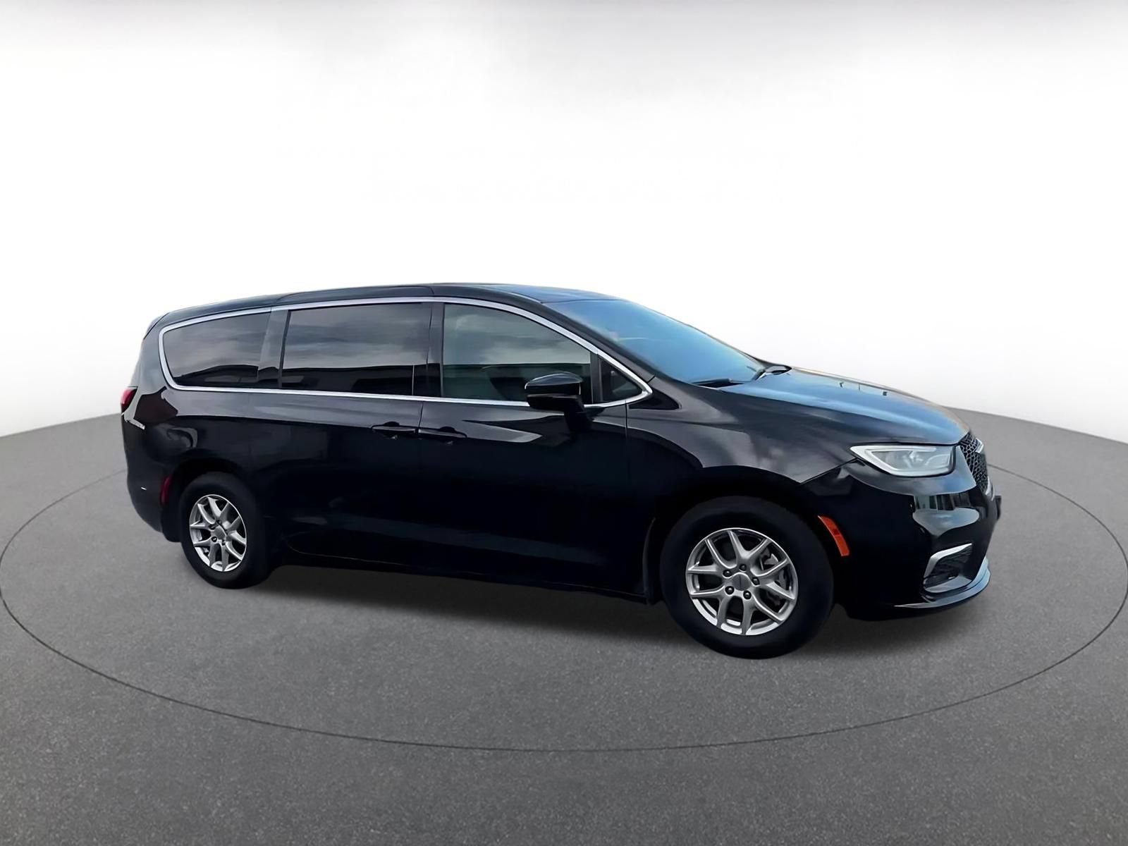 Used 2025 Chrysler Pacifica Select FWD image 2
