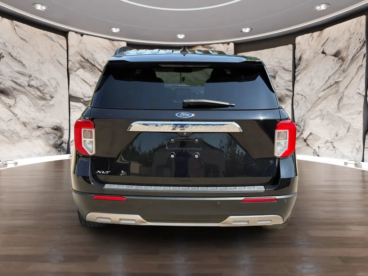 Used 2021 Ford Explorer XLT w/ Equipment Group 202A RWD image 5