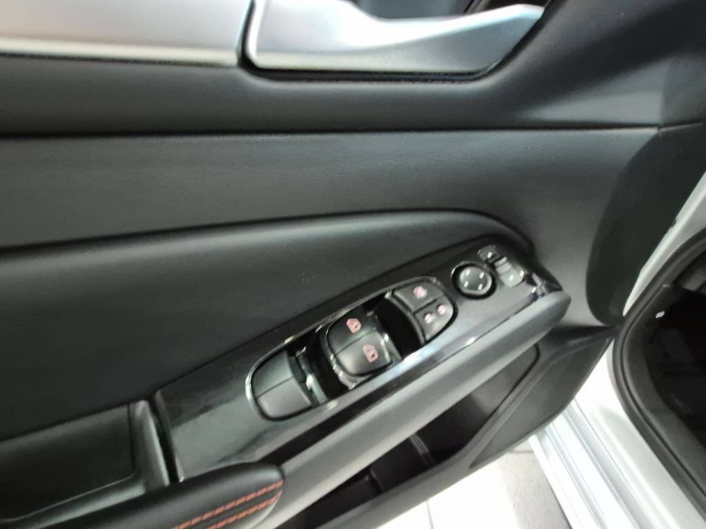 Used 2025 Nissan Altima 2.5 SR FWD image 13