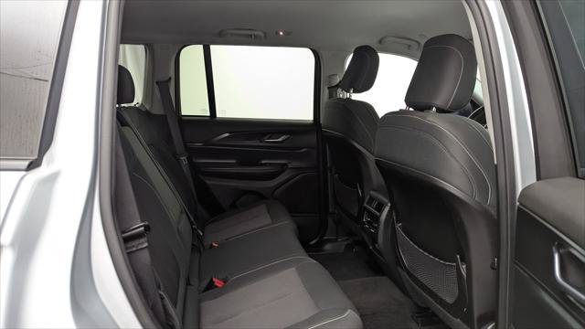 Used 2024 Jeep Grand Cherokee Laredo RWD image 18