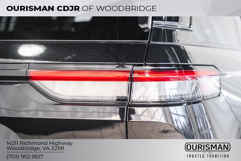 Certified 2023 Jeep Grand Cherokee Limited w/ Black Appearance Package image 7