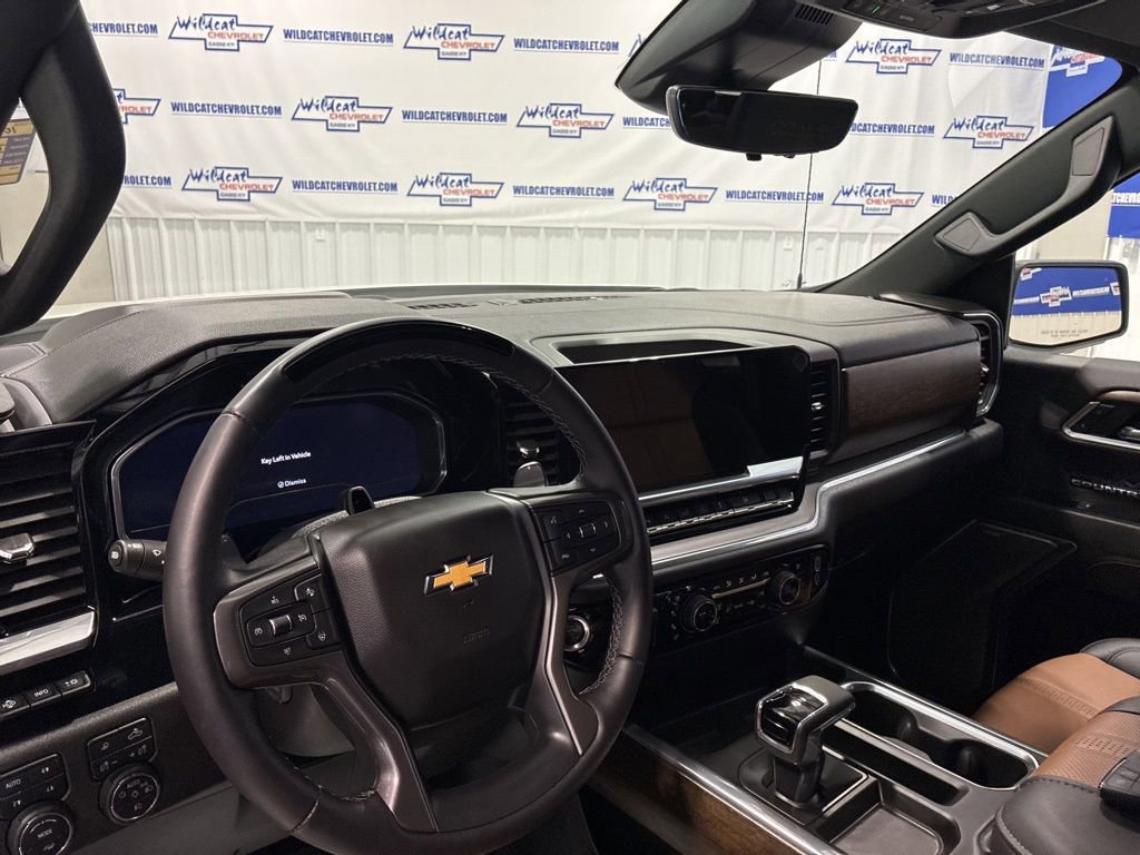 Used 2025 Chevrolet Silverado 1500 High Country w/ Technology Package image 2