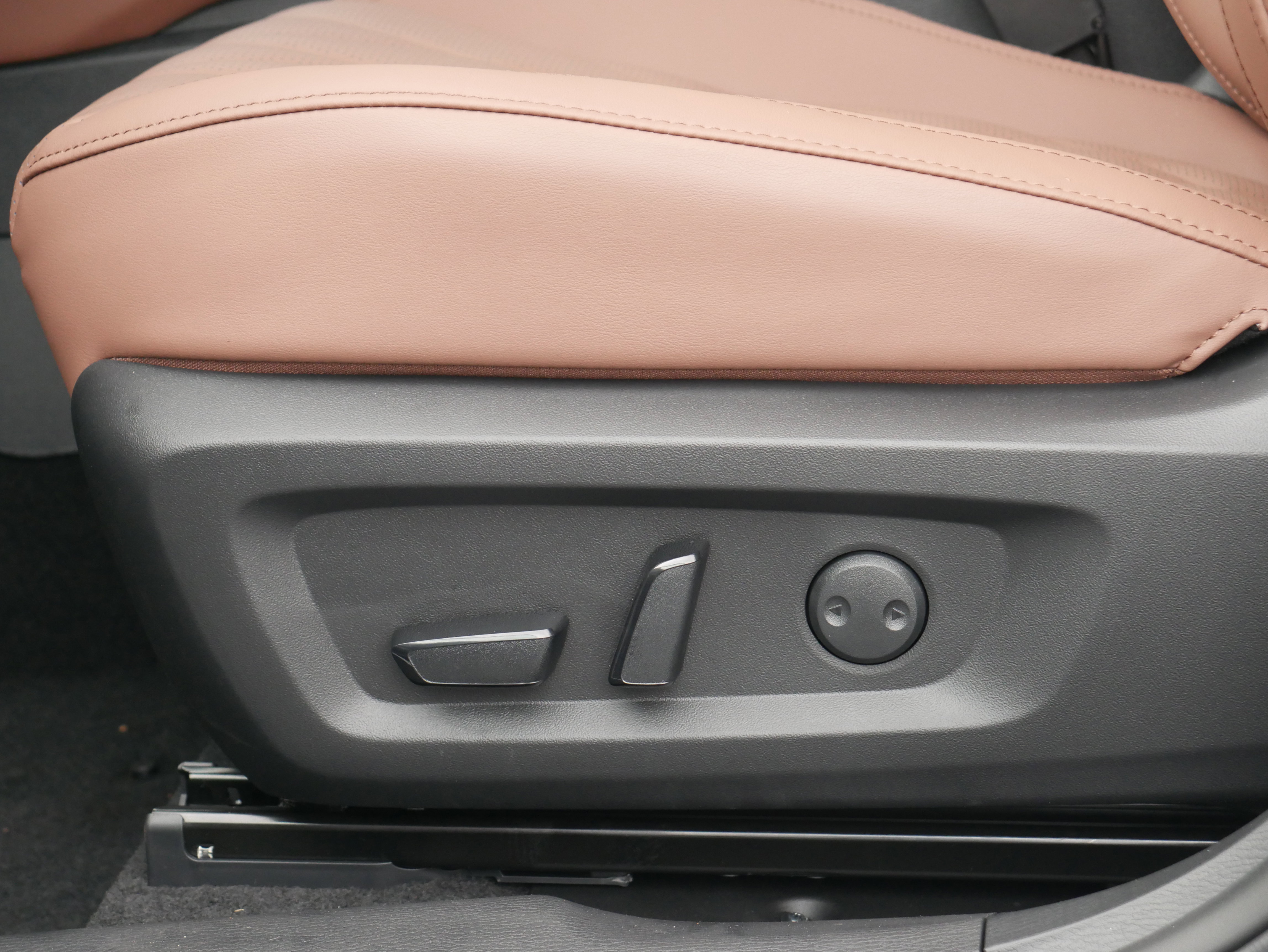 New 2025 Mitsubishi Outlander SEL image 13