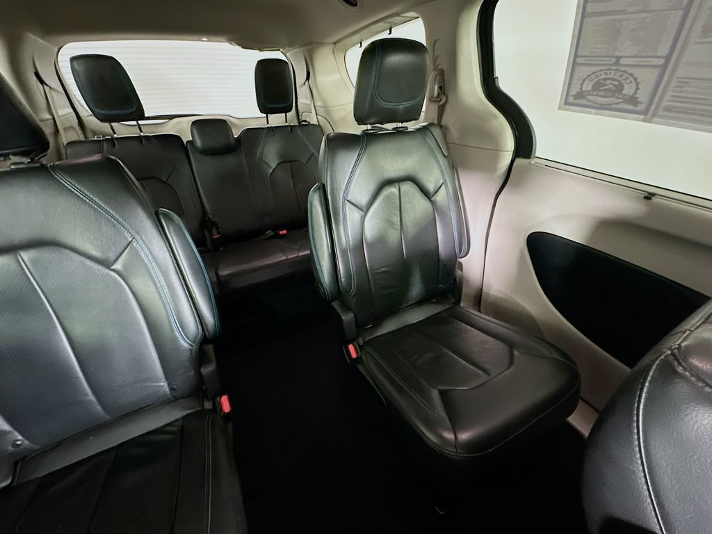 Used 2021 Chrysler Pacifica Touring-L FWD image 14