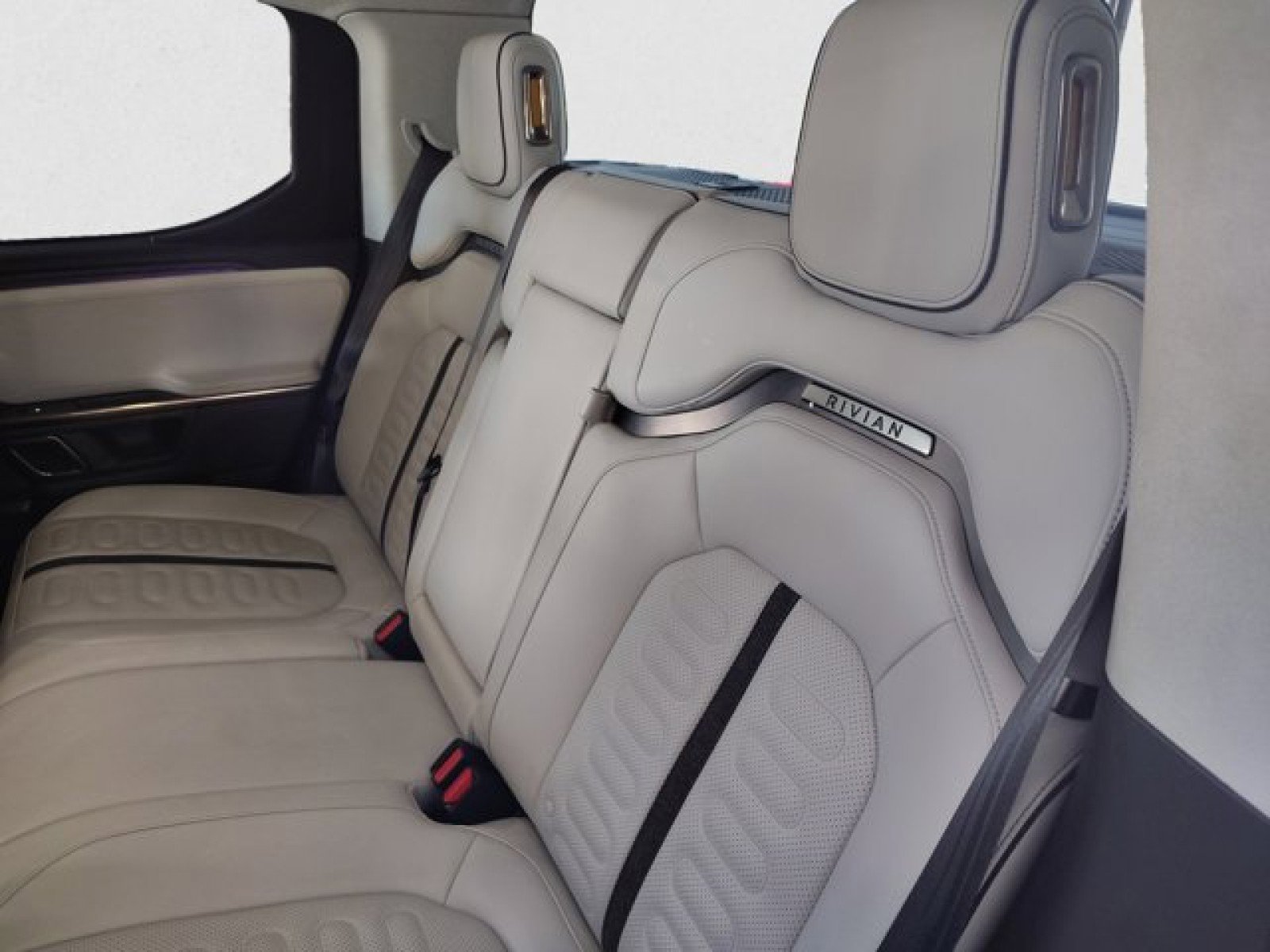 Used 2022 Rivian R1T Adventure image 18