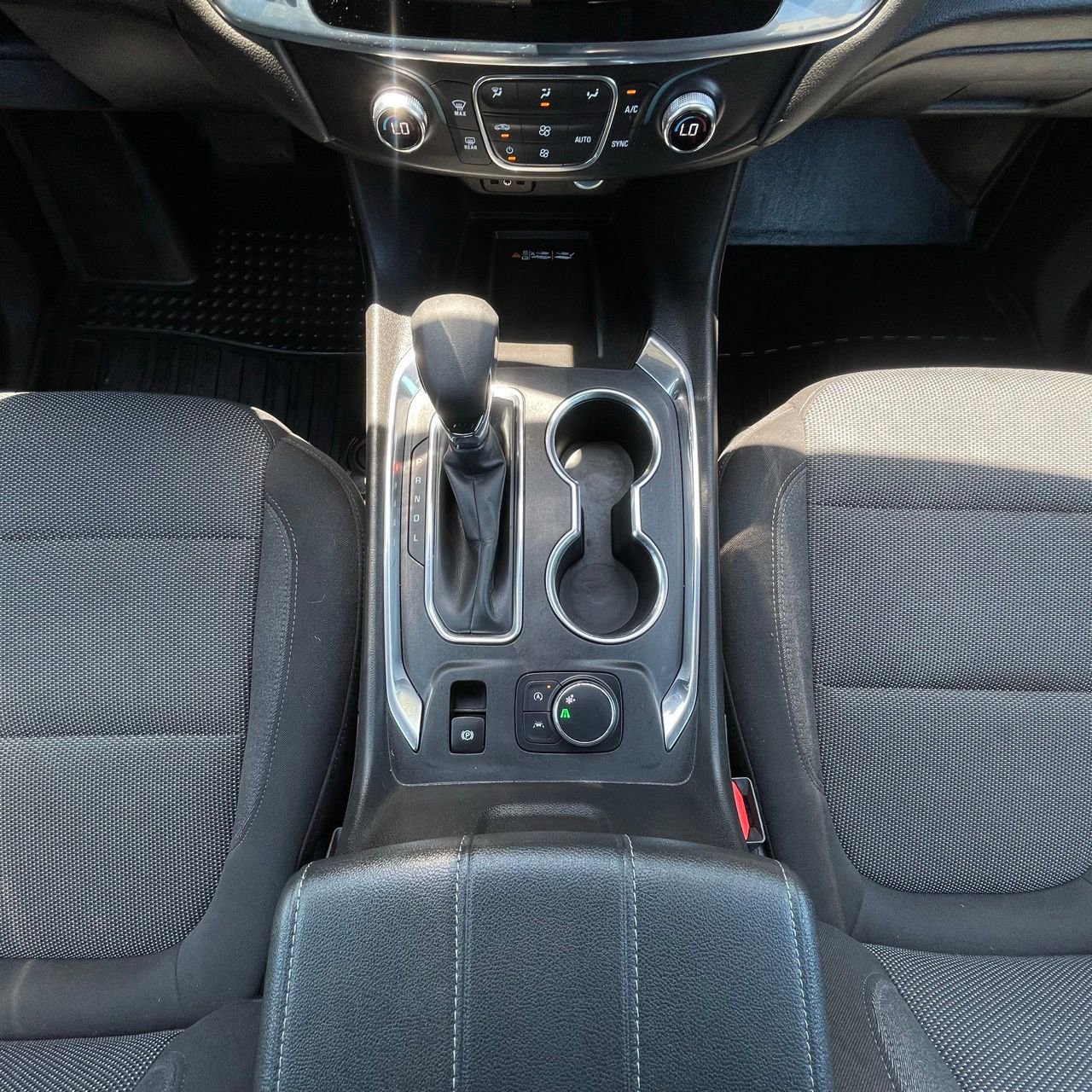 Used 2022 Chevrolet Traverse LT FWD image 20