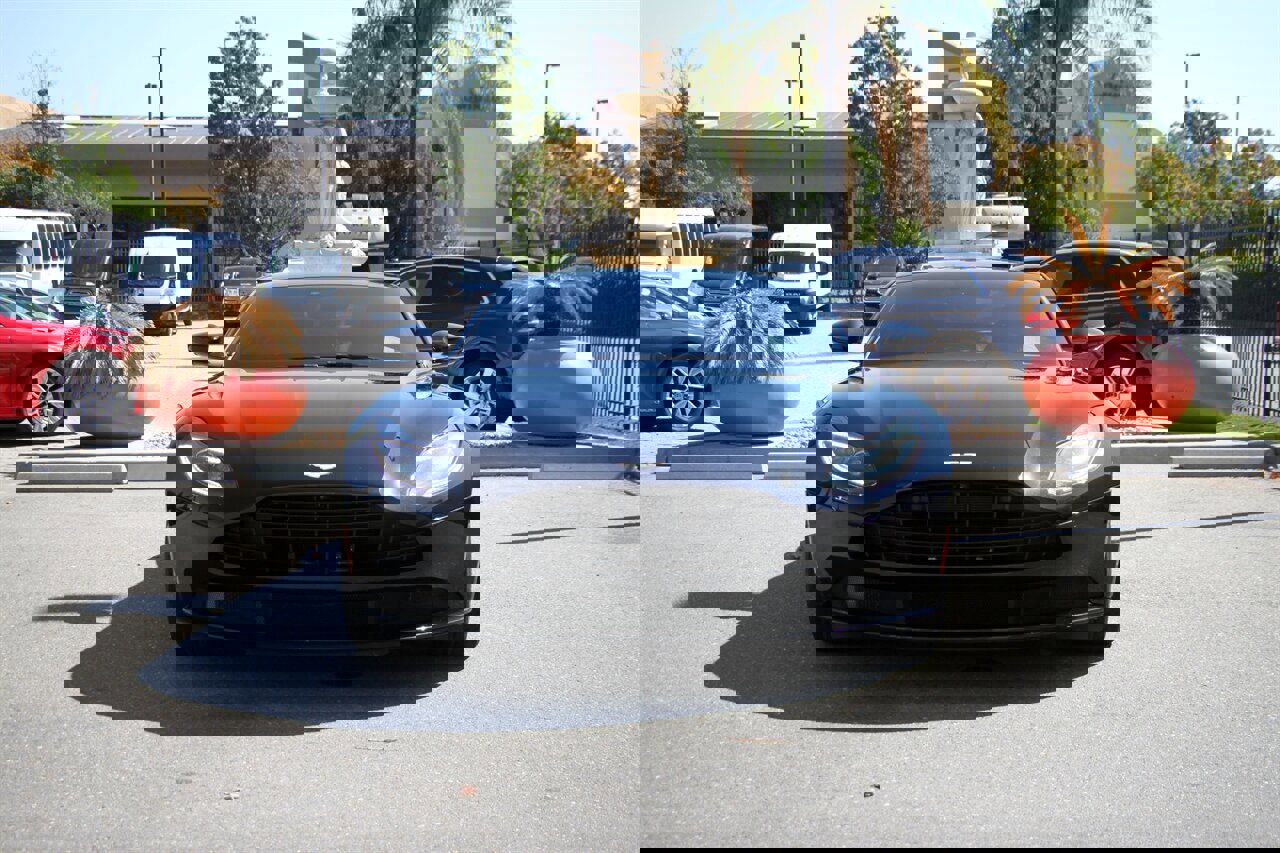 Used 2018 Aston Martin DB11 Coupe image 2