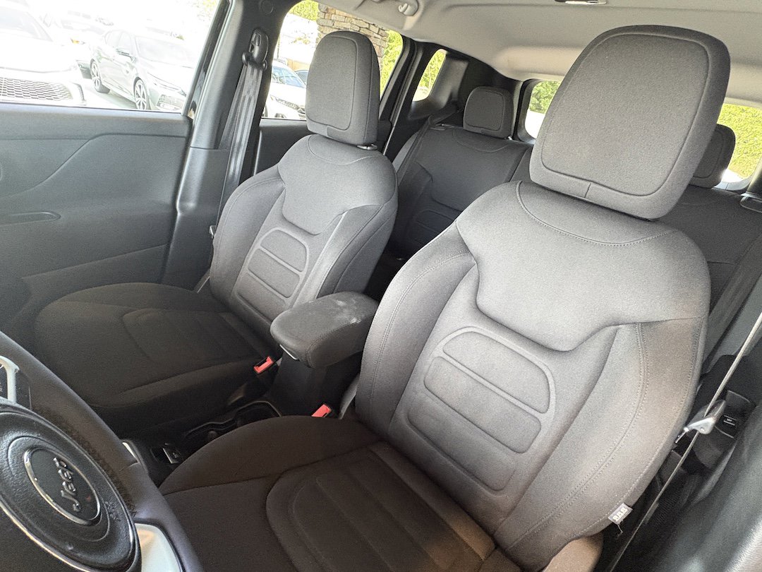Used 2019 Jeep Renegade Latitude FWD image 21