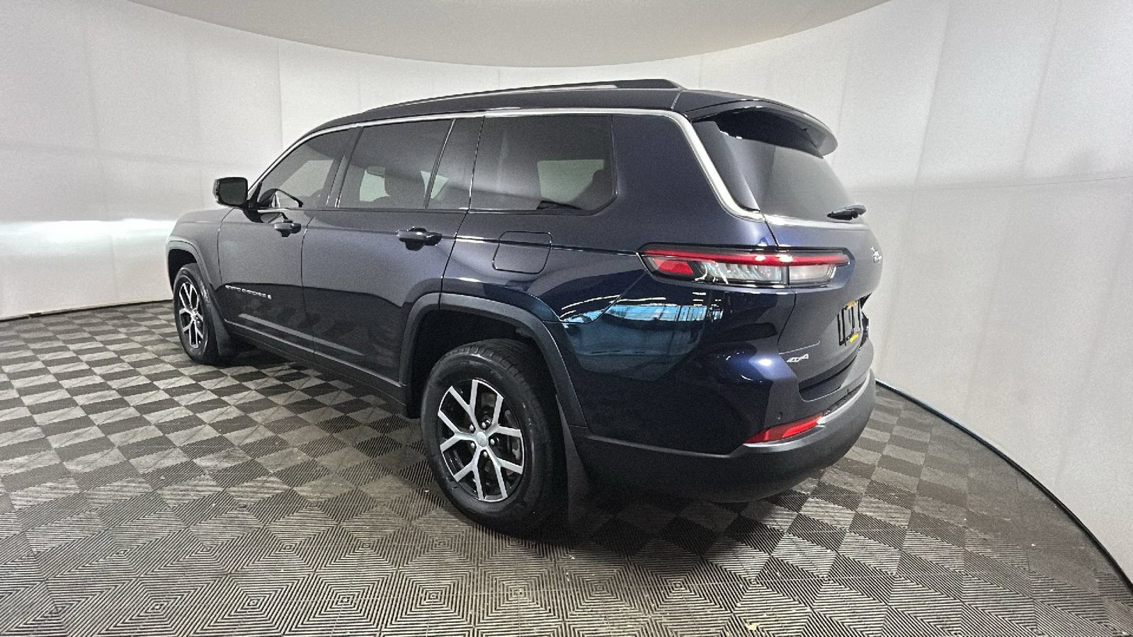 Used 2023 Jeep Grand Cherokee L Limited AWD/4WD image 5