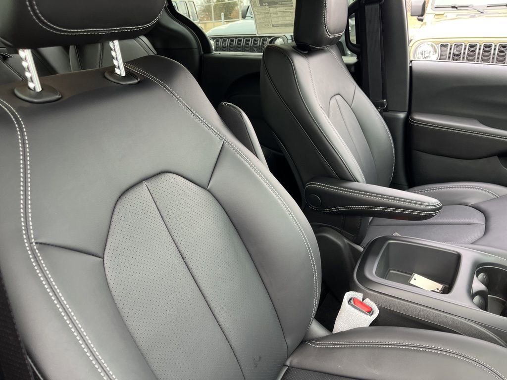 New 2026 Chrysler Pacifica Select image 38