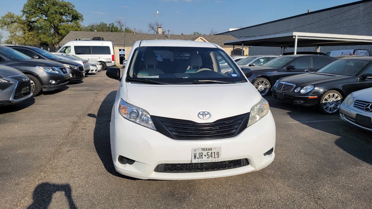 Used 2014 Toyota Sienna L FWD image 2