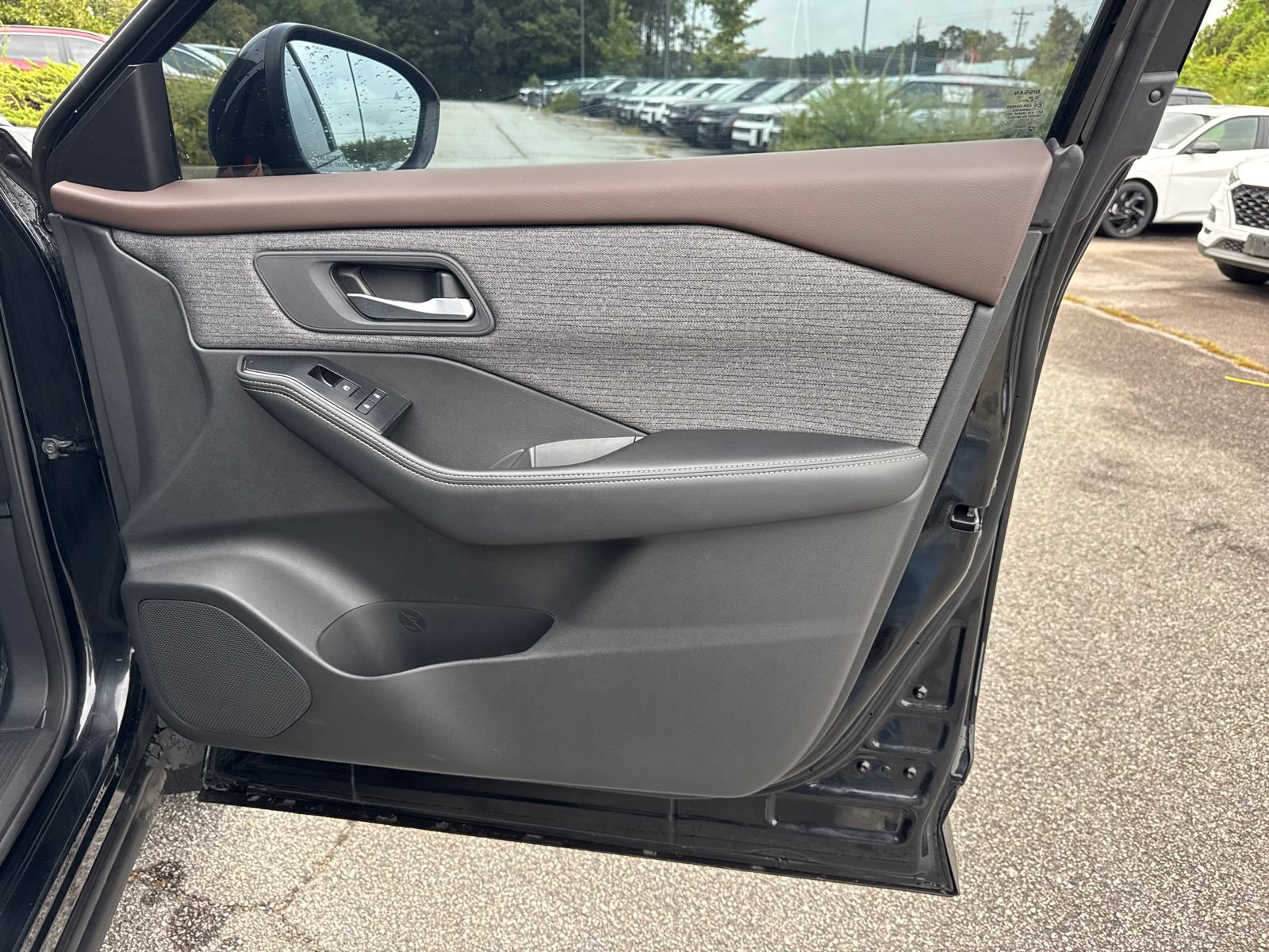 Used 2023 Nissan Rogue SV FWD image 14