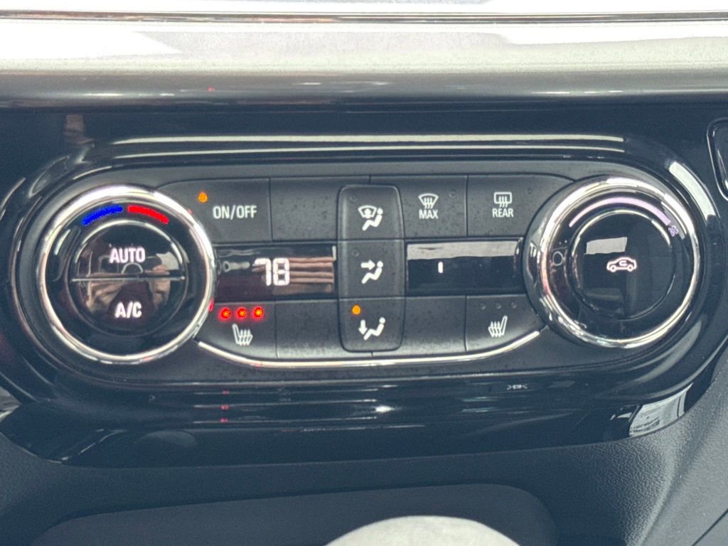 Used 2024 Chevrolet Trax LT w/ Sunroof Package image 44