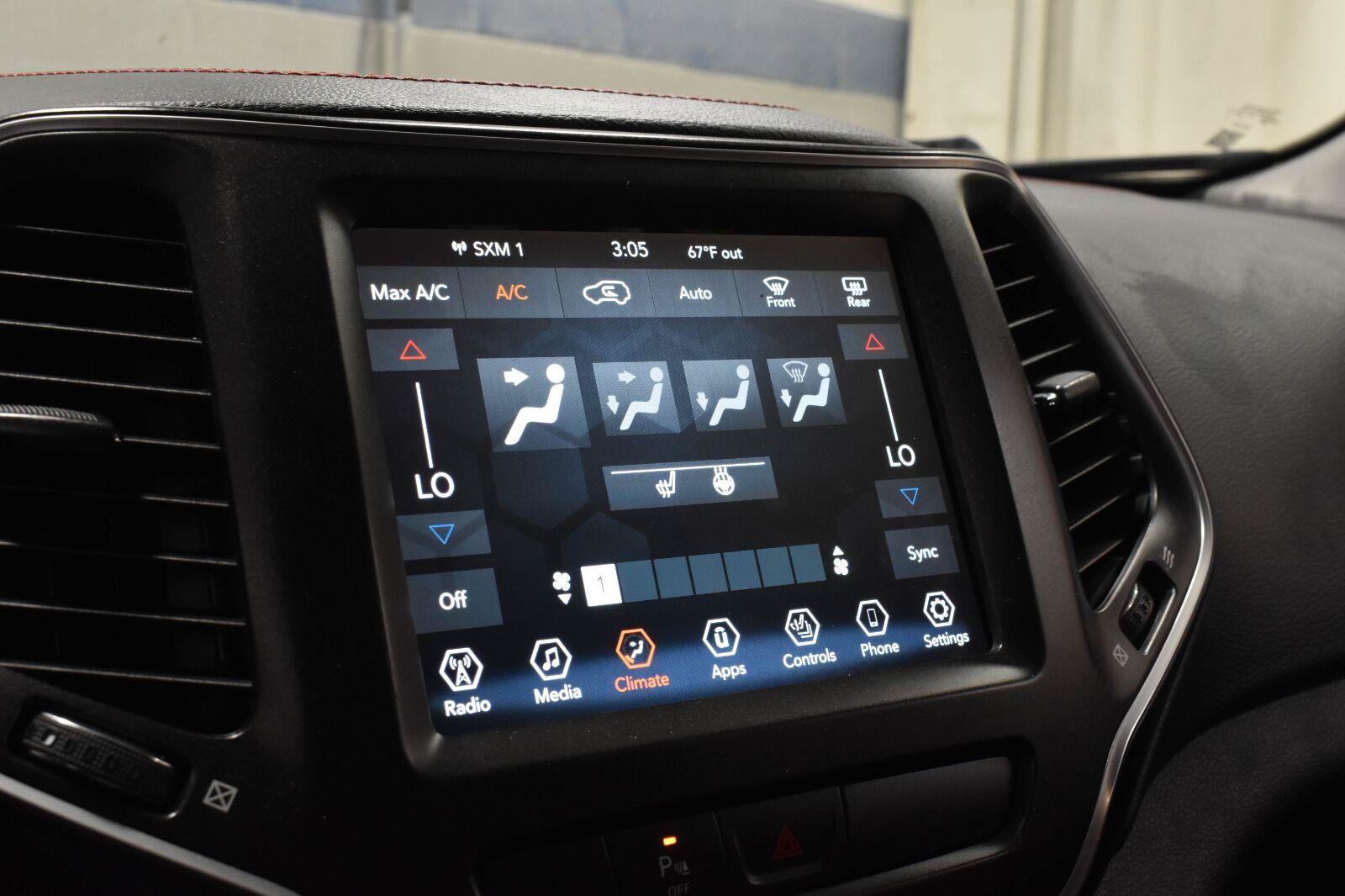 Used 2021 Jeep Cherokee Trailhawk w/ Comfort & Convenience Group AWD/4WD image 14