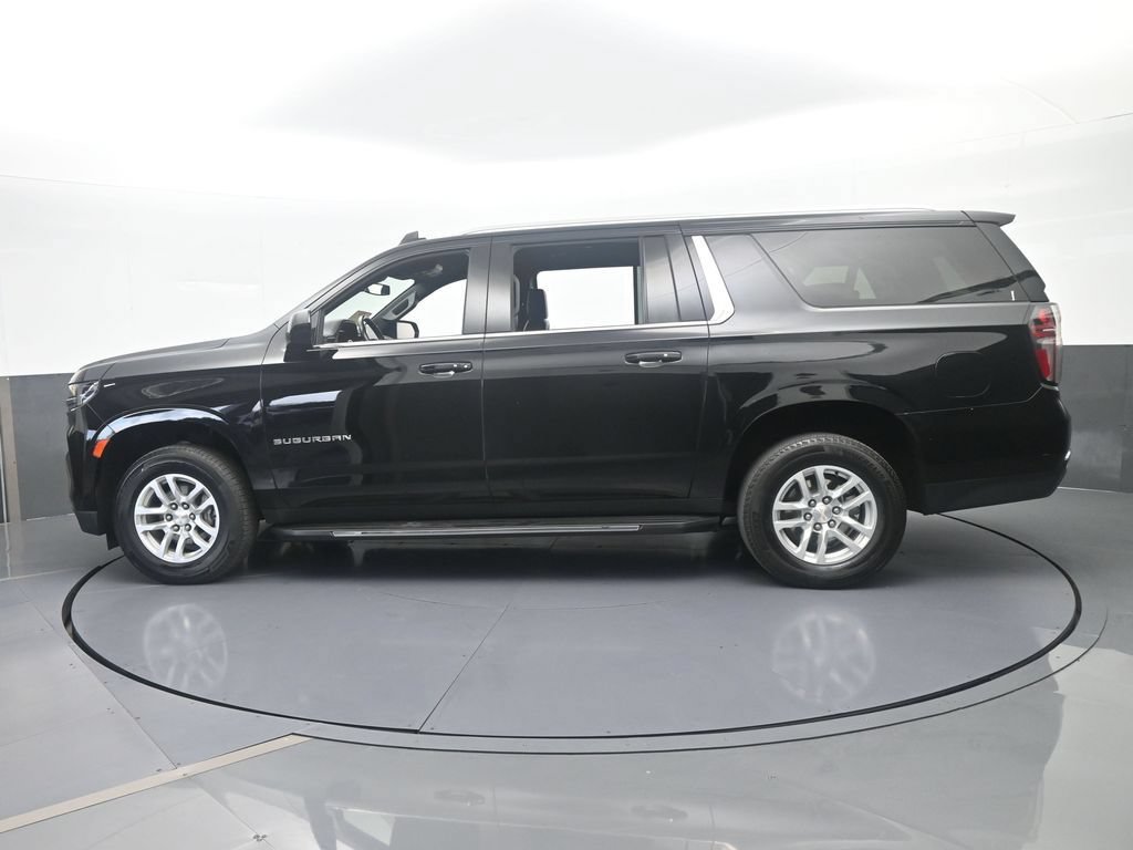 Used 2024 Chevrolet Suburban LT RWD image 3