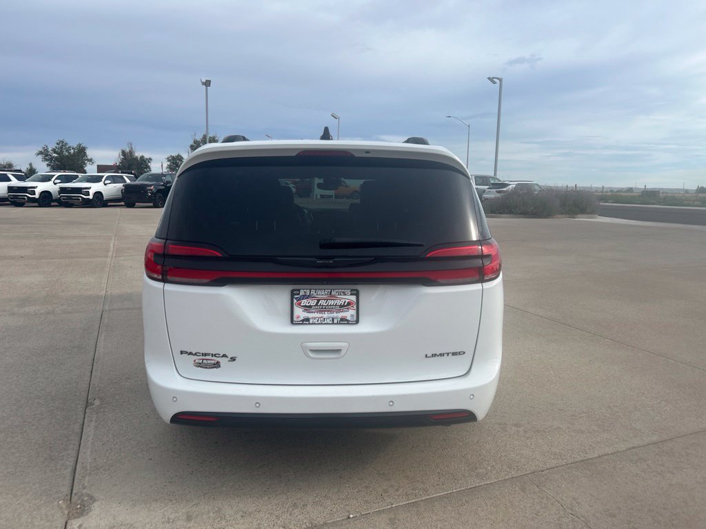 Used 2025 Chrysler Pacifica Limited FWD image 4