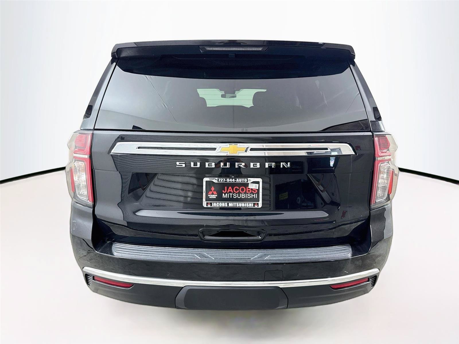 Used 2024 Chevrolet Suburban LS RWD image 5