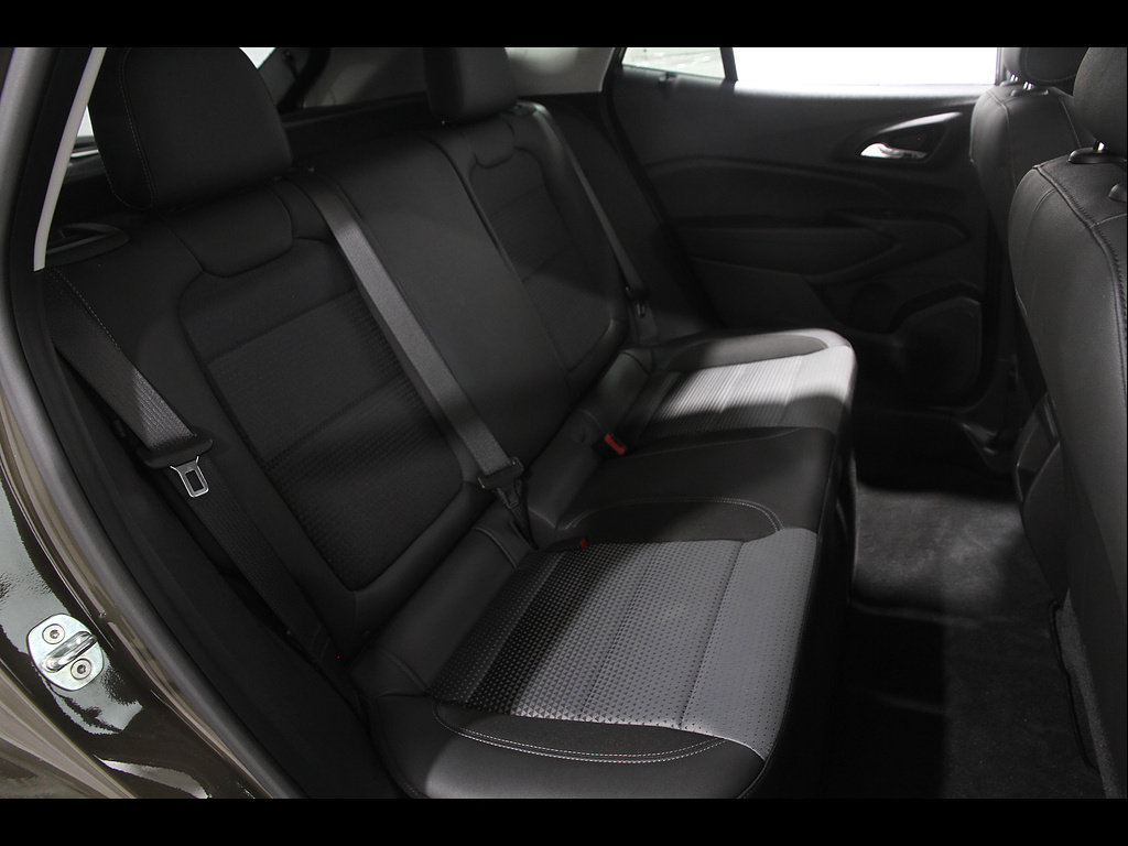 Used 2024 Chevrolet Trax LT w/ LT Convenience Package FWD image 17