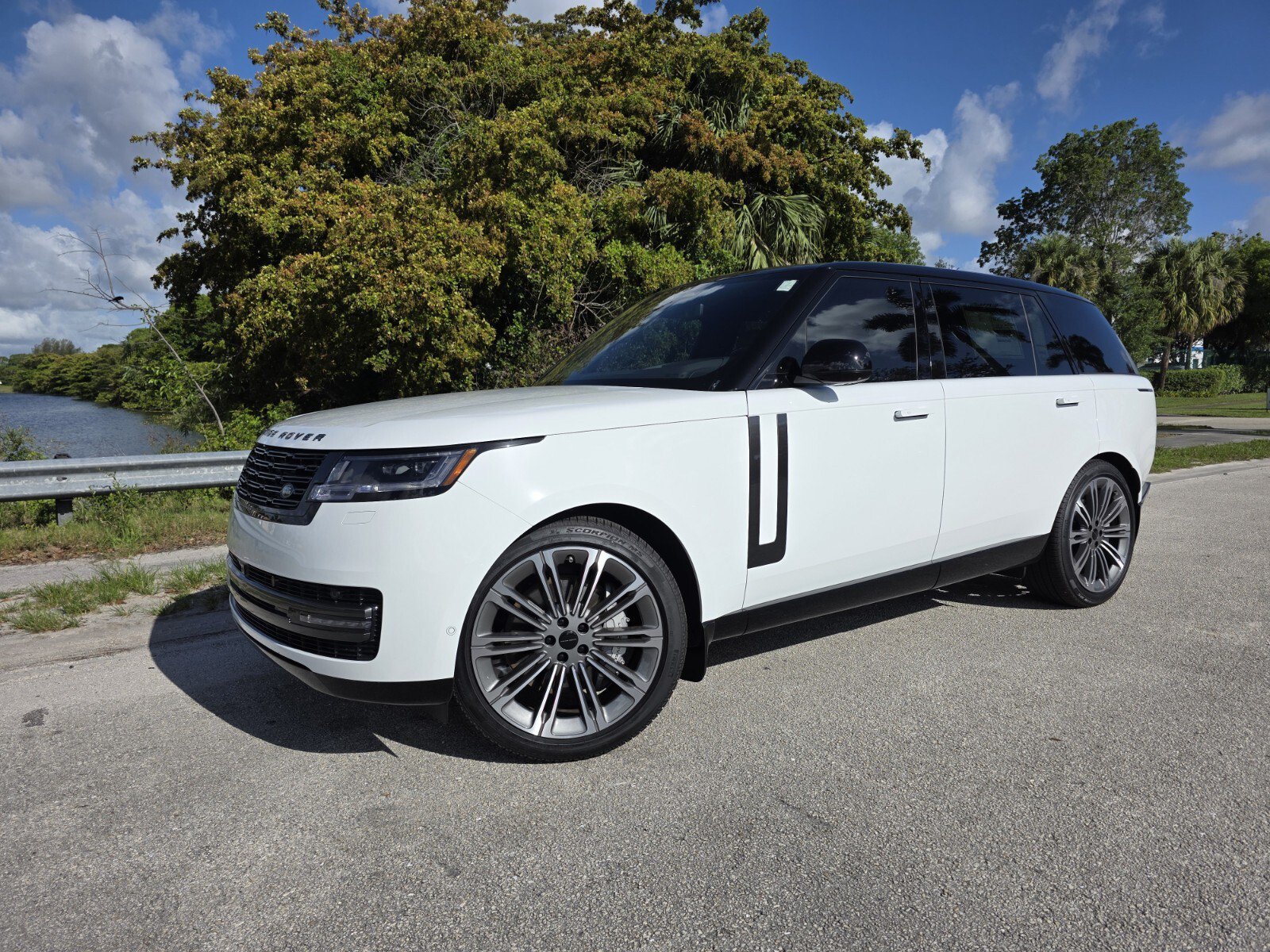 New 2026 Land Rover Range Rover Long Wheelbase SE AWD/4WD image 1