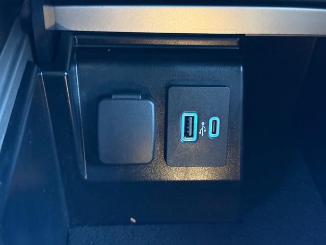 Used 2022 Ford Explorer XLT w/ Equipment Group 202A image 13