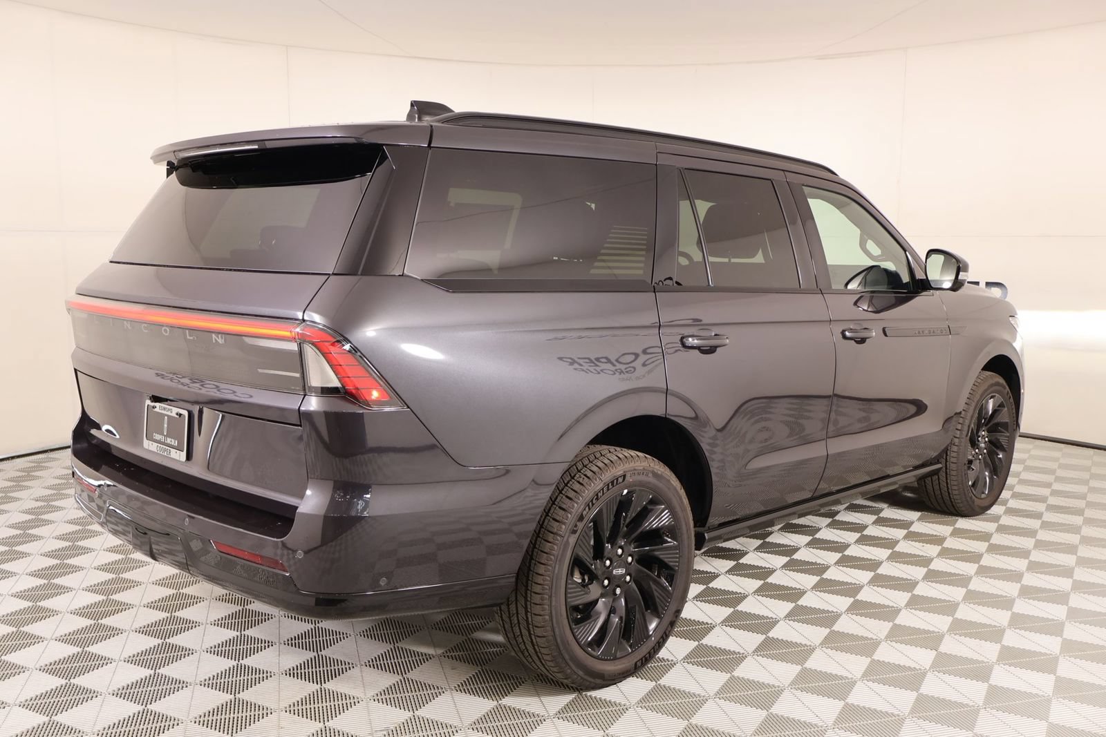 New 2025 Lincoln Navigator Reserve w/ Jet Appearance Package AWD/4WD image 23