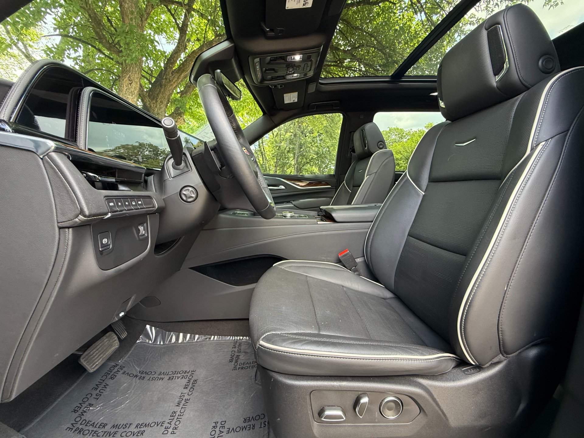 Used 2024 Cadillac Escalade Premium Luxury AWD/4WD image 23