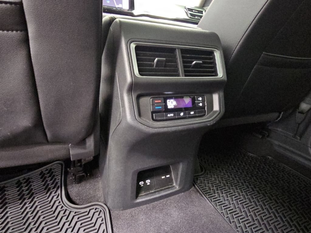 Used 2024 Volkswagen Atlas Peak Edition SEL AWD/4WD image 31