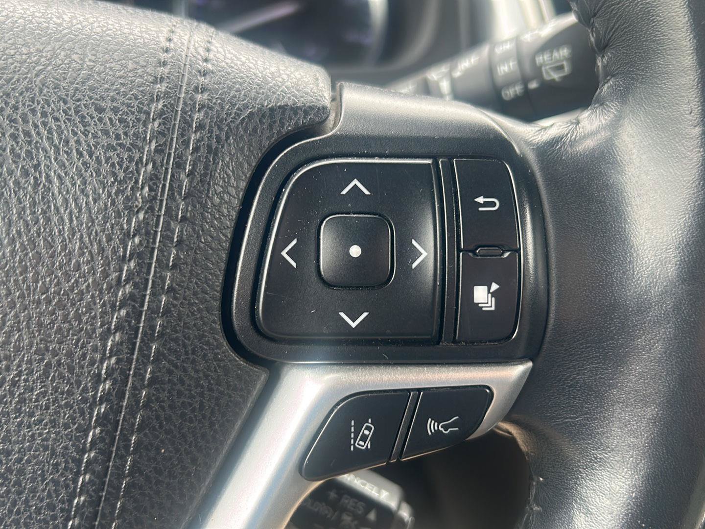 Used 2019 Toyota Highlander XLE AWD/4WD image 16