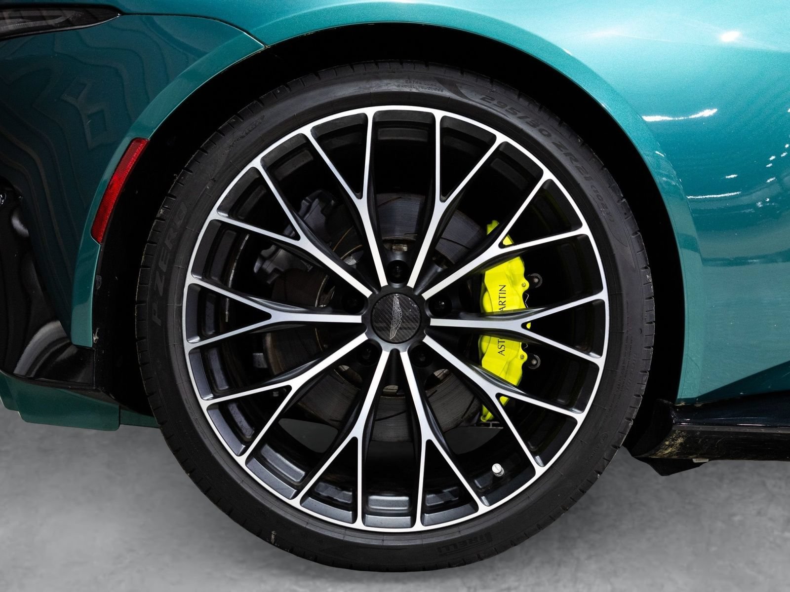 Used 2023 Aston Martin V8 Vantage Roadster RWD image 15